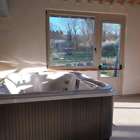 In With Pool And Terrace Todi